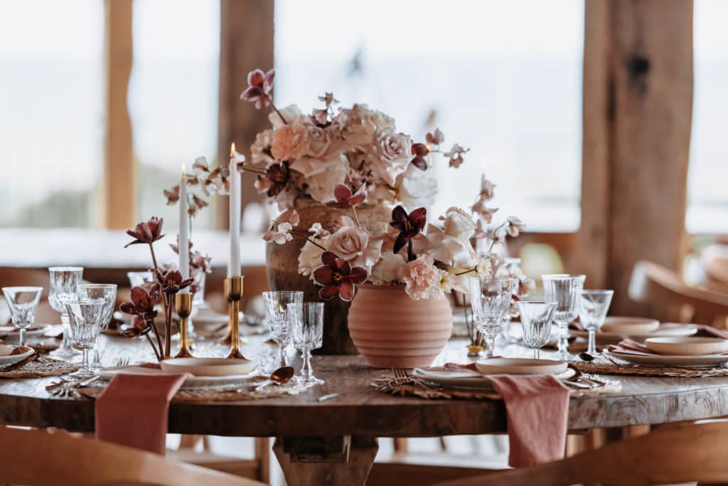Décoration florale pour table de mariage dans les tons roses