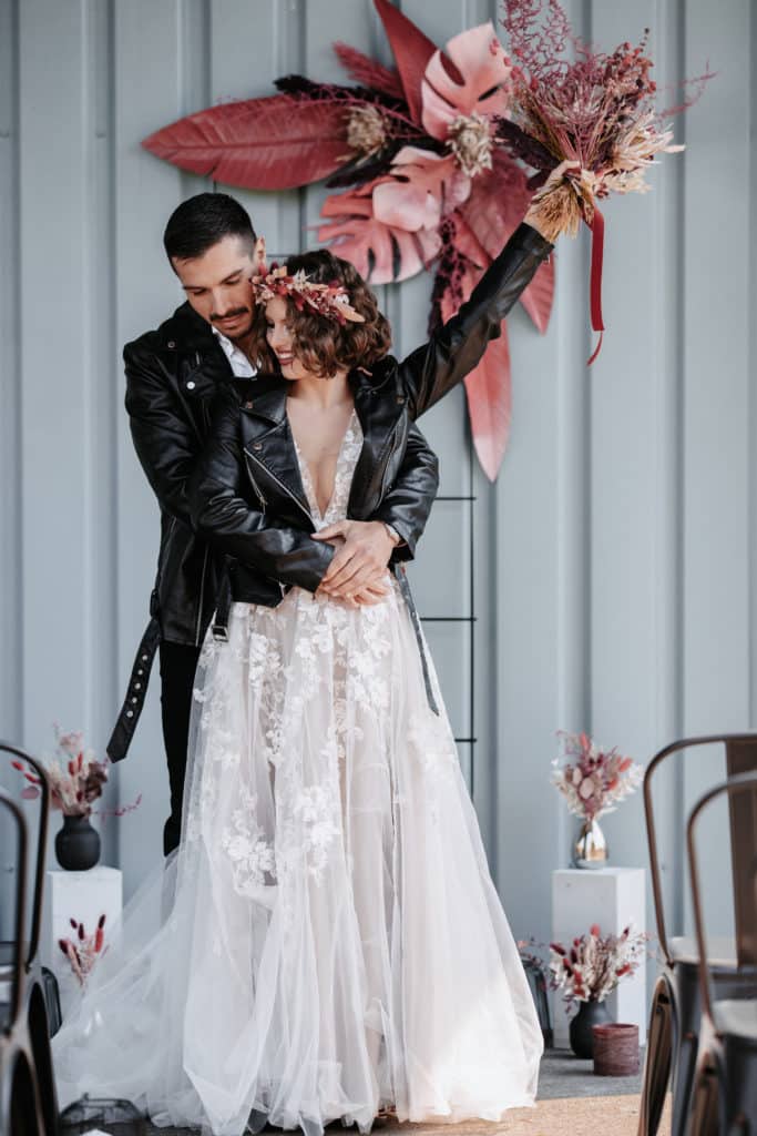 Cérémonie de mariage rock aux allures boho dans les tons roses flashy, maquillage paillettes