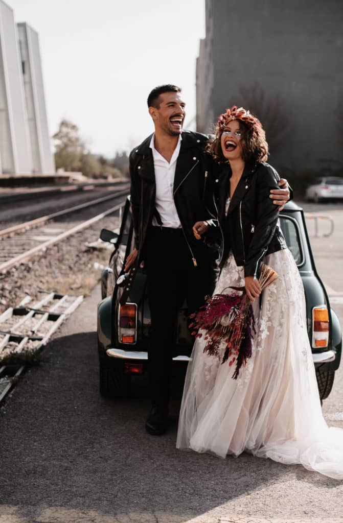 Mariage rock sur les rails avec une vieille mini