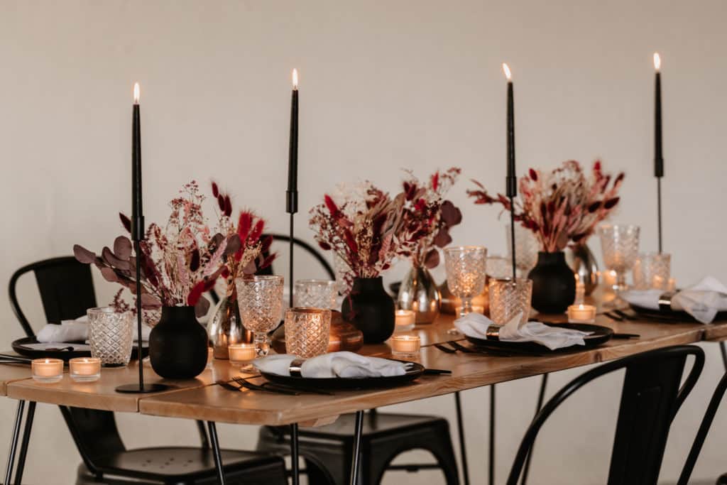 Décoration de table mariage rock aux allures boho dans les tons roses flashy
